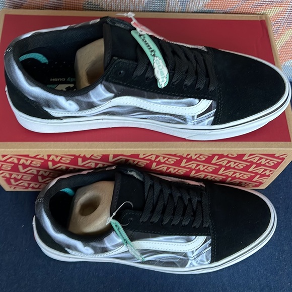 Vans WMNS Comfycush Old Skool 
After Dark Black/White
VN0A5DYCBZW
sneakers - Picture 3 of 16